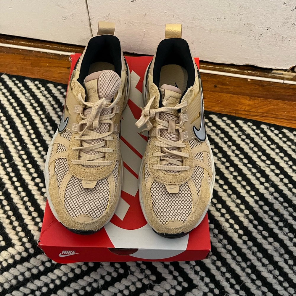 Nike Beige and Black Women's Sneakers